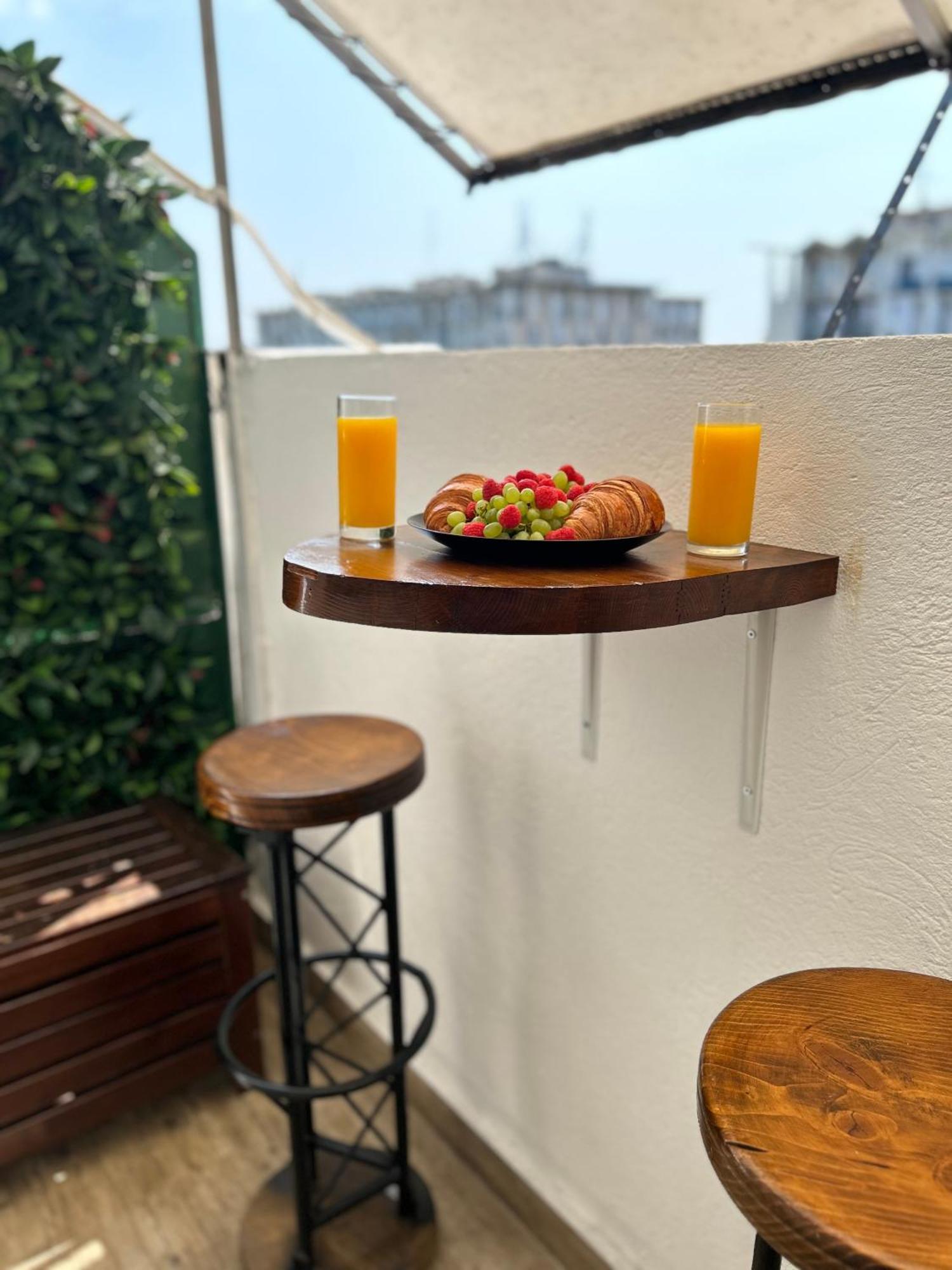 Cozy Wood Themed Sky Bar Free Minibar * Bucharest