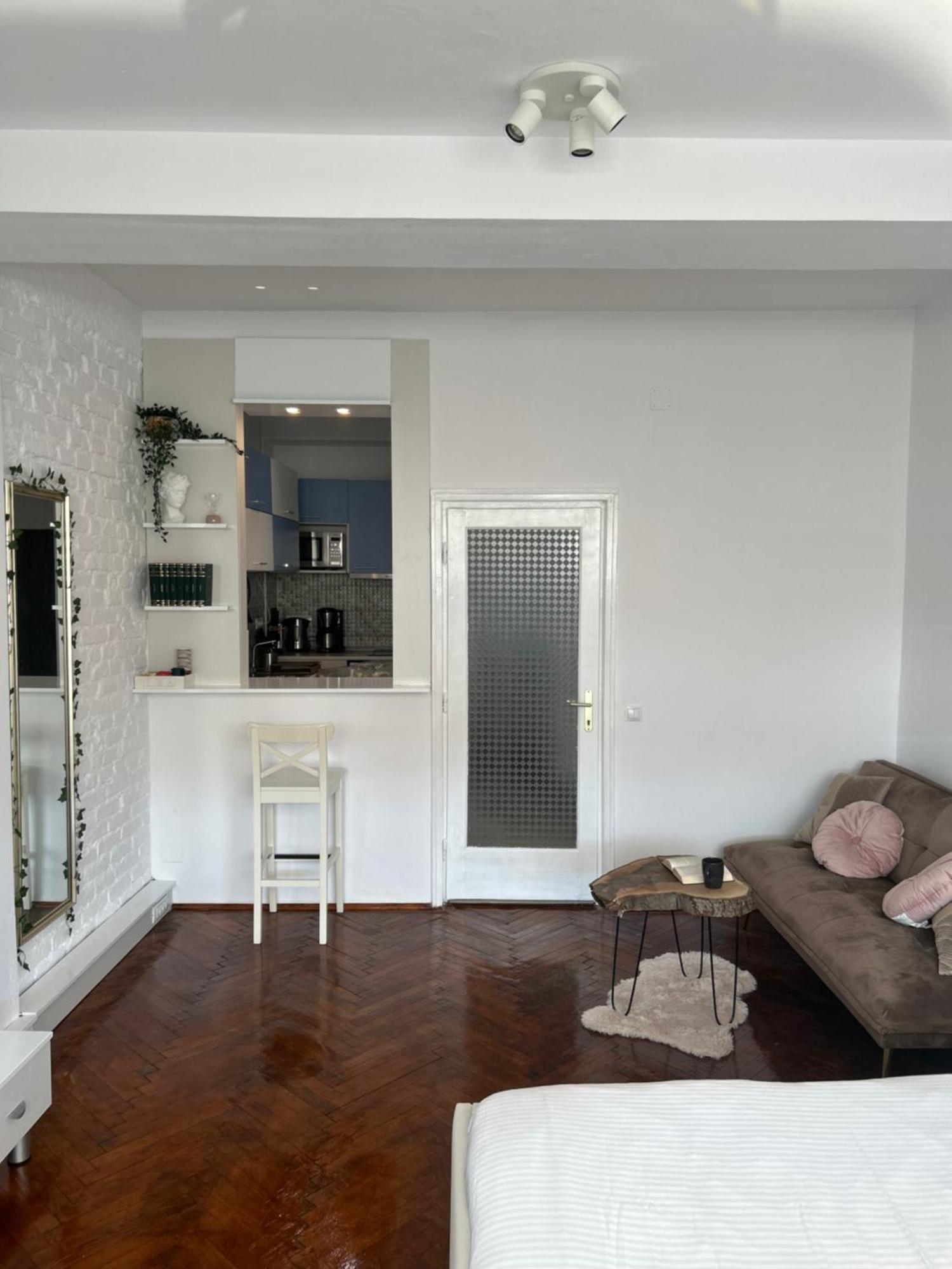 Cozy Wood Themed Sky Bar Free Minibar Apartment Bucharest