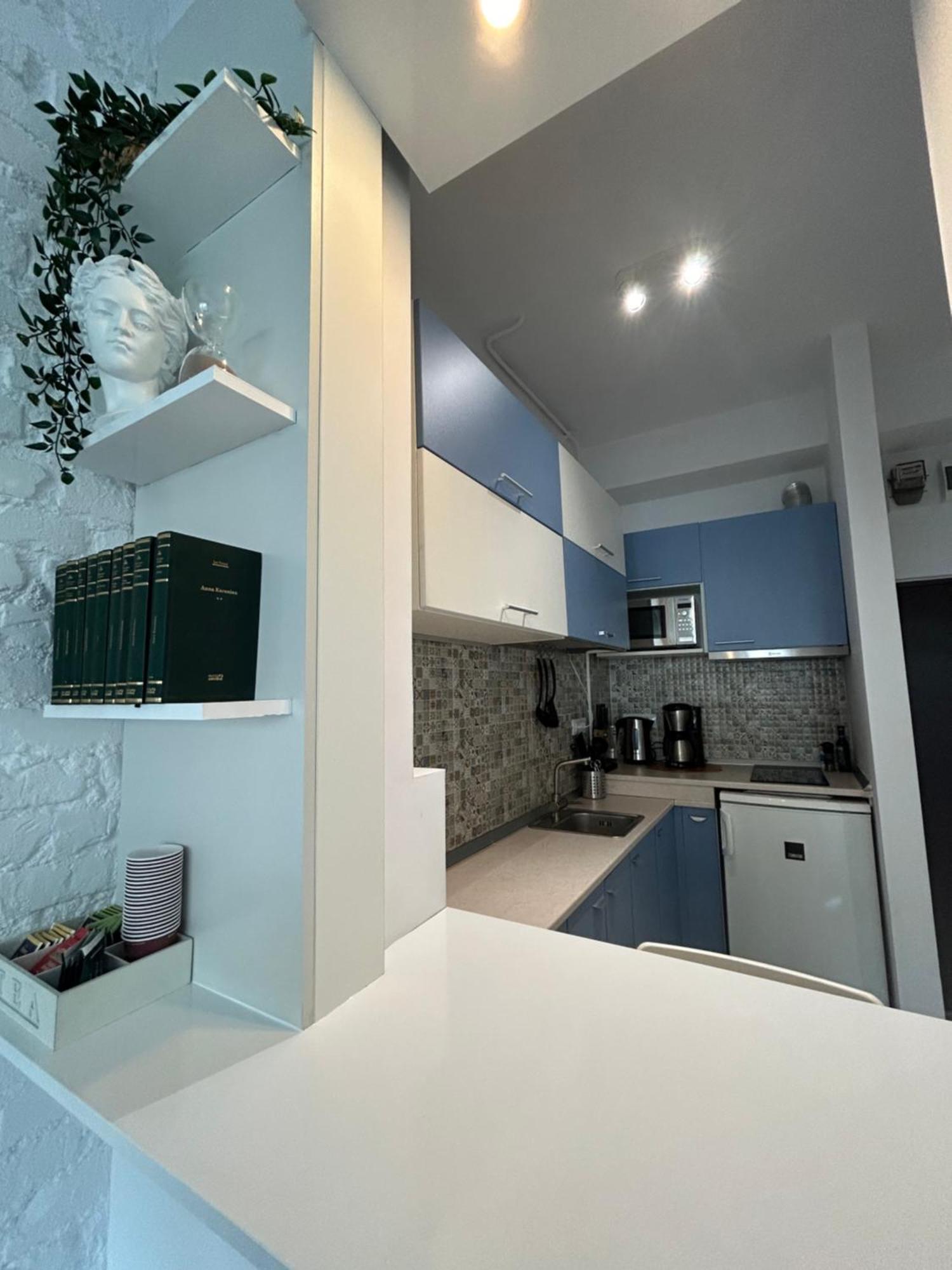 Apartment Cozy Wood Themed Sky Bar Free Minibar